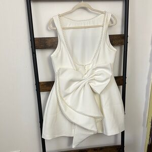 Elegant White Mini Dress with Bow
